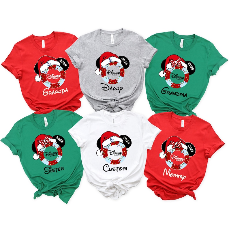 K&ouml;nnte beinhalten: Eine Auswahl an kurz&auml;rmeligen T-Shirts in Rot, Grau, Gr&uuml;n und Wei&szlig;. Jedes Shirt zeigt eine Disney-Grafik mit Weihnachtsm&uuml;tze, Mickey Mouse Ohren und dem Jahr 2024. Auf den Shirts steht "Grandpa", "Daddy", "Grandma", "Sister", "Custom" und "Mommy".