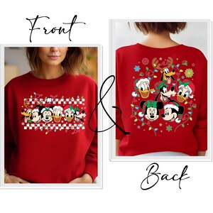 Puede incluir: Su&eacute;ter rojo de Navidad con un patr&oacute;n a cuadros y una fila de personajes de Disney, incluyendo Mickey Mouse, Minnie Mouse, Donald Duck, Goofy y Pluto. La parte posterior del su&eacute;ter presenta un dise&ntilde;o circular con los mismos personajes rodeados de luces navide&ntilde;as.