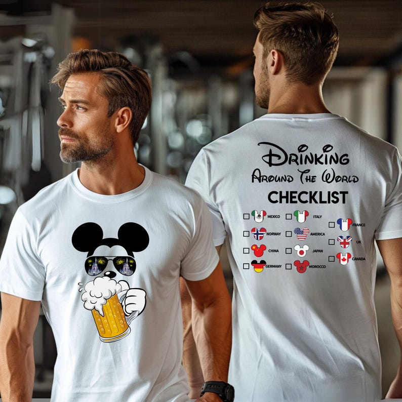 Puede incluir: Camiseta blanca con una imagen de dibujos animados de Mickey Mouse con gafas de sol y sosteniendo una jarra de cerveza. La parte posterior de la camiseta tiene una lista de verificaci&oacute;n con banderas de diferentes pa&iacute;ses y el texto "Drinking Around the World Checklist".