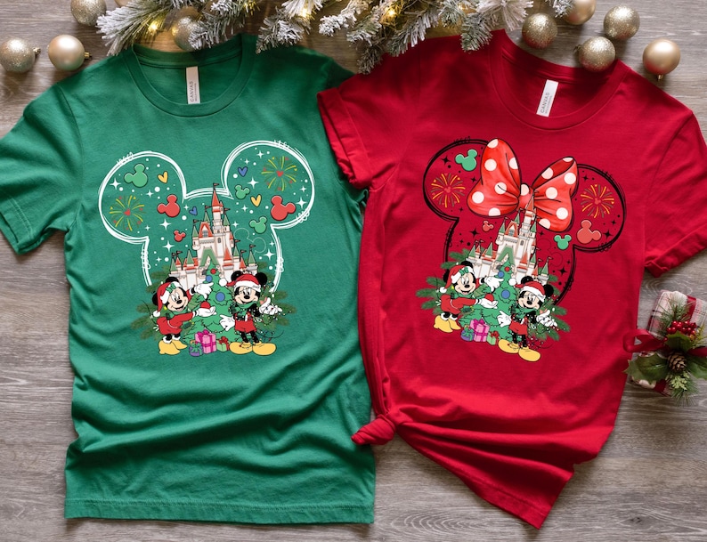 Puede incluir: Dos camisetas, una verde y otra roja, con un dise&ntilde;o de Mickey Mouse con tem&aacute;tica navide&ntilde;a. La camiseta verde presenta a Mickey Mouse y Minnie Mouse de pie frente al Castillo de Cenicienta con un &aacute;rbol de Navidad. La camiseta roja presenta a Mickey Mouse y Minnie Mouse de pie frente al Castillo de Cenicienta con un lazo rojo.