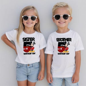 Puede incluir: Dos ni&ntilde;os con camisetas blancas con un dise&ntilde;o de Mickey Mouse. Las camisetas dicen "Sister of the 5 Birthday Boy" y "Brother of the 5 Birthday Boy". Ambos ni&ntilde;os llevan gafas de sol y pantalones cortos azules.