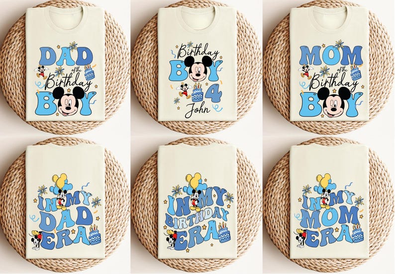 K&ouml;nnte beinhalten: Sechs wei&szlig;e T-Shirts mit blauen und gelben Mickey-Mouse-Geburtstagsdesigns. Die Shirts zeigen den Text "Papa des Geburtstagsknaben", "Mama des Geburtstagsknaben", "In My Dad Era", "In My Birthday Era" und "In My Mom Era". Ein Shirt hat den Text "Birthday Boy 4 John".