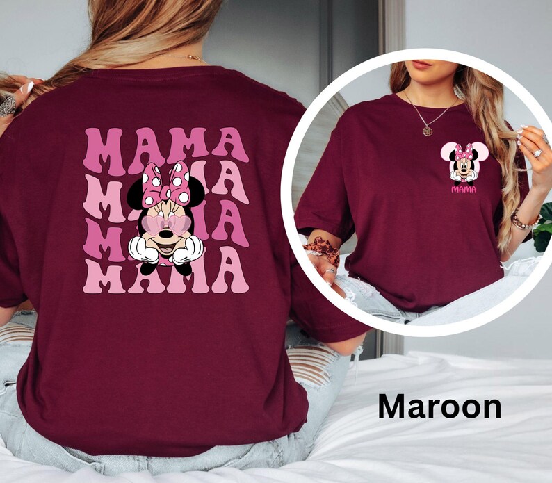 Puede incluir: Camiseta color granate con un dise&ntilde;o de Minnie Mouse. La parte delantera de la camiseta tiene un peque&ntilde;o dise&ntilde;o de Minnie Mouse y la palabra "MAMA". La parte trasera de la camiseta tiene la palabra "MAMA" repetida cuatro veces con un dise&ntilde;o de Minnie Mouse en el centro.