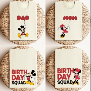 Puede incluir: Cuatro camisetas de color crema con gr&aacute;ficos de Mickey Mouse y Minnie Mouse. Dos camisetas dicen "Birthday Squad" con Mickey Mouse y Minnie Mouse sosteniendo globos. Una camiseta dice "Dad" con Mickey Mouse sosteniendo un globo. Una camiseta dice "Mom" con Minnie Mouse sosteniendo un globo.