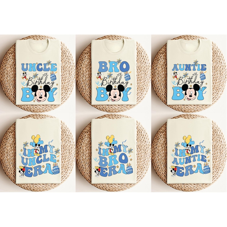 K&ouml;nnte beinhalten: Sechs wei&szlig;e T-Shirts mit blauen und gelben Mickey-Mouse-Designs. Die Shirts zeigen den Text "Uncle Birthday Boy", "Bro Birthday Boy", "Auntie Birthday Boy", "In My Uncle Era", "In My Bro Era" und "In My Auntie Era".