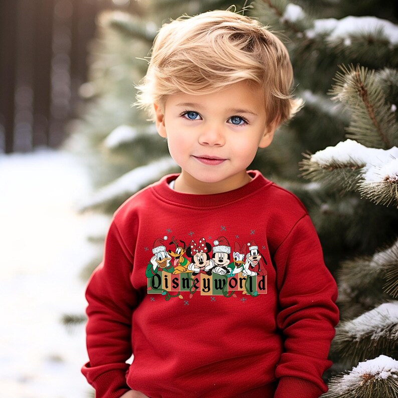Sudadera navideña de Disneyworld, camiseta navideña vintage de Disney, camiseta navideña de Mickey y sus amigos, camiseta de fiesta navideña, muy feliz Navidad imagen 4