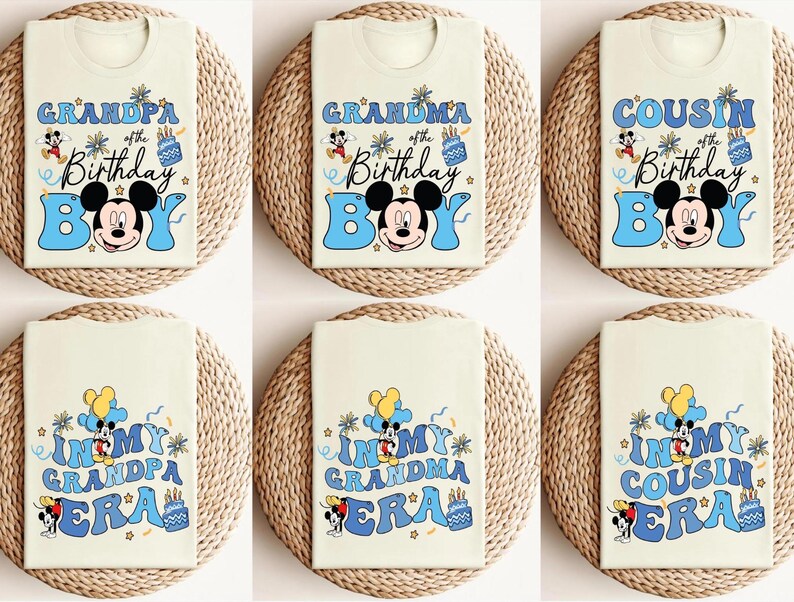 Op de afbeelding: Cr&egrave;mekleurige T-shirts met blauwe tekst en Mickey Mouse-afbeeldingen. De shirts hebben zinnen als "Opa van de jarige", "Oma van de jarige" en "Neef van de jarige". Andere shirts zeggen "In mijn opa-tijdperk", "In mijn oma-tijdperk" en "In mijn neef-tijdperk".