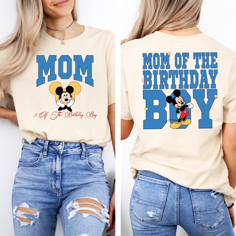 Puede incluir: Una camiseta beige con el texto "MOM" en letras azules con contorno amarillo. Una imagen de dibujos animados de Mickey Mouse est&aacute; debajo del texto. El texto "Of The Birthday Boy" est&aacute; debajo de la imagen. La parte posterior de la camiseta tiene el texto "MOM OF THE BIRTHDAY BOY" en letras azules con contorno amarillo. Una imagen de dibujos animados de Mickey Mouse est&aacute; debajo del texto.