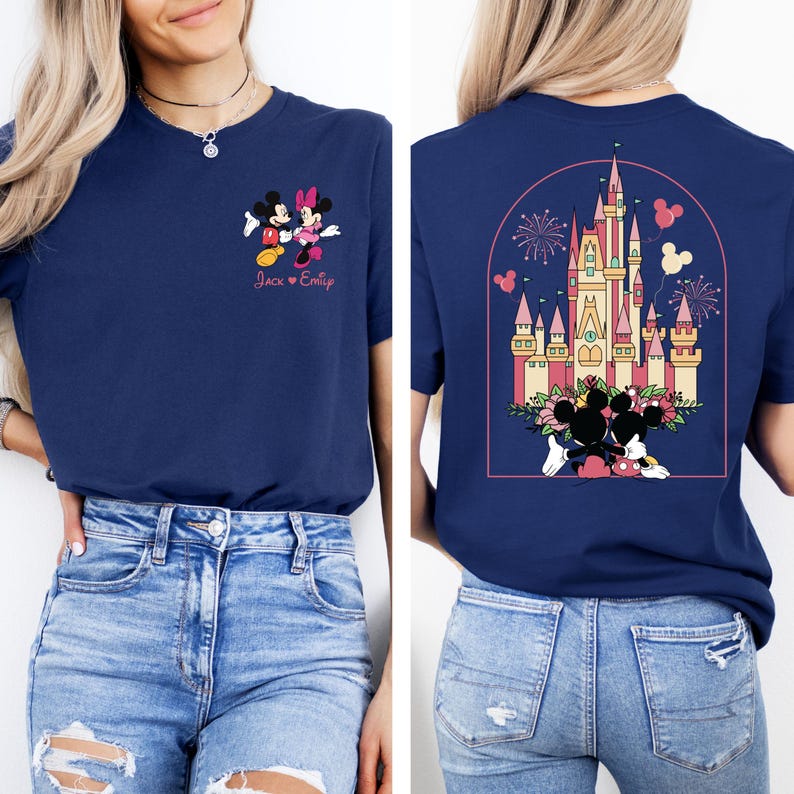 K&ouml;nnte beinhalten: Ein marineblaues T-Shirt mit einem Mickey Mouse und Minnie Mouse Motiv auf der Vorderseite und einem Motiv von Schloss Aschenputtel mit Mickey Mouse und Minnie Mouse auf der R&uuml;ckseite. Der Text "Jack &hearts; Emily" ist unter dem Mickey Mouse und Minnie Mouse Motiv auf der Vorderseite gedruckt.