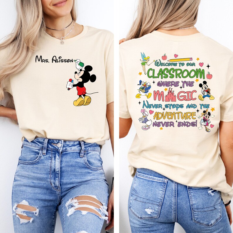 Puede incluir: Una camiseta beige claro con un gr&aacute;fico de Mickey Mouse en la parte delantera y una cita de aula con tem&aacute;tica de Disney en la parte posterior. La cita dice "Bienvenido a nuestra aula donde la magia nunca se detiene y la aventura nunca termina!"