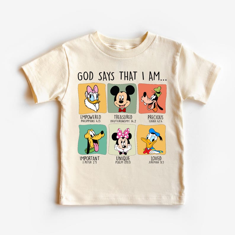Puede incluir: Camiseta color crema con personajes de Disney y el texto "GOD SAYS THAT I AM...". La camiseta muestra a Daisy Duck, Mickey Mouse, Goofy, Pluto, Minnie Mouse y Donald Duck, cada uno con una afirmaci&oacute;n positiva.
