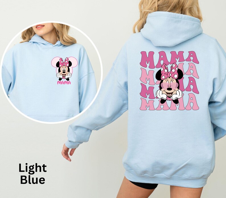 Puede incluir: Sudadera con capucha azul claro con un gr&aacute;fico de Minnie Mouse y la palabra "MAMA" en rosa. La parte delantera de la sudadera con capucha muestra a Minnie Mouse, y la parte trasera tiene un dise&ntilde;o "MAMA" apilado. Prenda casual y c&oacute;moda.
