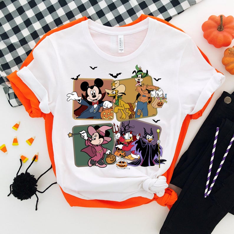 K&ouml;nnte beinhalten: Wei&szlig;es T-Shirt mit einem bunten Grafikdruck von Mickey Mouse, Goofy, Donald Duck und anderen Disney-Charakteren, die in Halloween-Kost&uuml;men gekleidet sind. Die Figuren befinden sich in einem quadratischen Rahmen mit schwarzem Hintergrund und halten K&uuml;rbisse und S&uuml;&szlig;igkeiten.