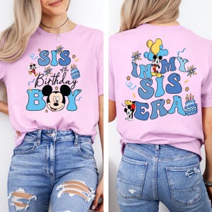 K&ouml;nnte beinhalten: Zwei rosa T-Shirts mit einem blauen und wei&szlig;en Mickey-Mouse-Design. Das vordere Shirt sagt "Sis of the Birthday Boy" und das hintere Shirt sagt "In My Sis Era".