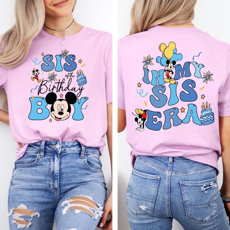 K&ouml;nnte beinhalten: Zwei rosa T-Shirts mit einem blauen und wei&szlig;en Mickey-Mouse-Design. Das vordere Shirt sagt "Sis of the Birthday Boy" und das hintere Shirt sagt "In My Sis Era".