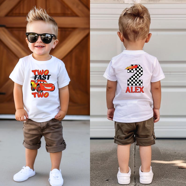 K&ouml;nnte beinhalten: Ein Kind tr&auml;gt ein wei&szlig;es T-Shirt mit einem roten und gelben Cartoon-Rennwagen und dem Schriftzug "TWO FAST TWO". Auf der R&uuml;ckseite des Shirts befindet sich die Zahl 2 und der Name "ALEX". Dazu braune Shorts.