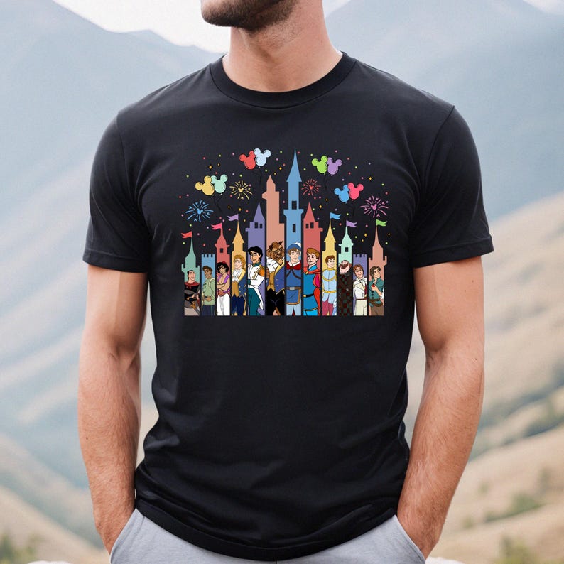 Puede incluir: Una camiseta negra con una ilustraci&oacute;n colorida de un castillo y personajes de Disney. El castillo est&aacute; rodeado de fuegos artificiales y globos de Mickey Mouse.
