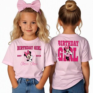以下が含まれることがあります： ミニーマウスのグラフィックと「Birthday Girl Est 2015 Minnie Mouse」のテキストが書かれたピンクのTシャツ。Tシャツの背面には「Birthday Girl」のテキストとミニーマウスのグラフィックが書かれています。