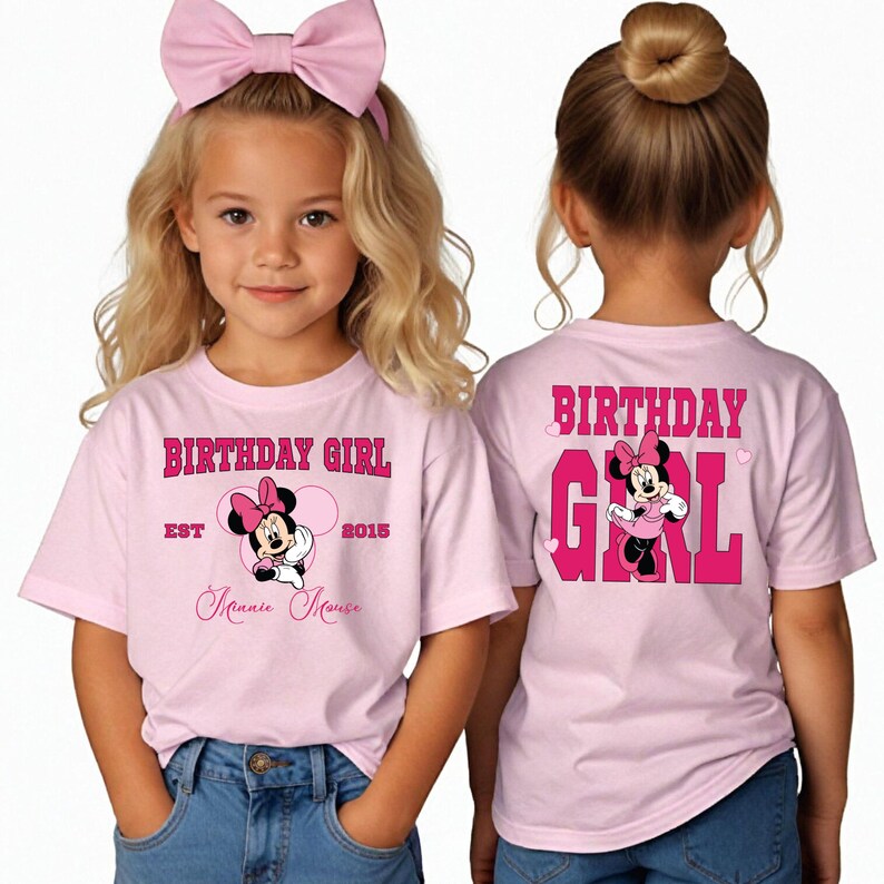 以下が含まれることがあります： ミニーマウスのグラフィックと「Birthday Girl Est 2015 Minnie Mouse」のテキストが書かれたピンクのTシャツ。Tシャツの背面には「Birthday Girl」のテキストとミニーマウスのグラフィックが書かれています。