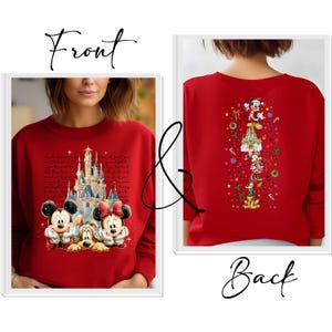 Puede incluir: Sudadera roja con Mickey Mouse, Minnie Mouse y Pluto frente a un castillo. La parte delantera de la sudadera tiene texto. La parte trasera de la sudadera tiene un dise&ntilde;o de &aacute;rbol de Navidad con personajes de Disney.