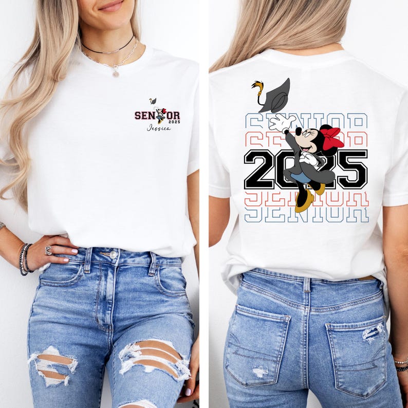 Puede incluir: Camiseta blanca con un gr&aacute;fico rojo, blanco y azul de Mickey Mouse con un gorro de graduaci&oacute;n y el texto "Senior 2025". La camiseta tambi&eacute;n tiene el texto "Senior 2025" repetido en un dise&ntilde;o apilado en la parte posterior.