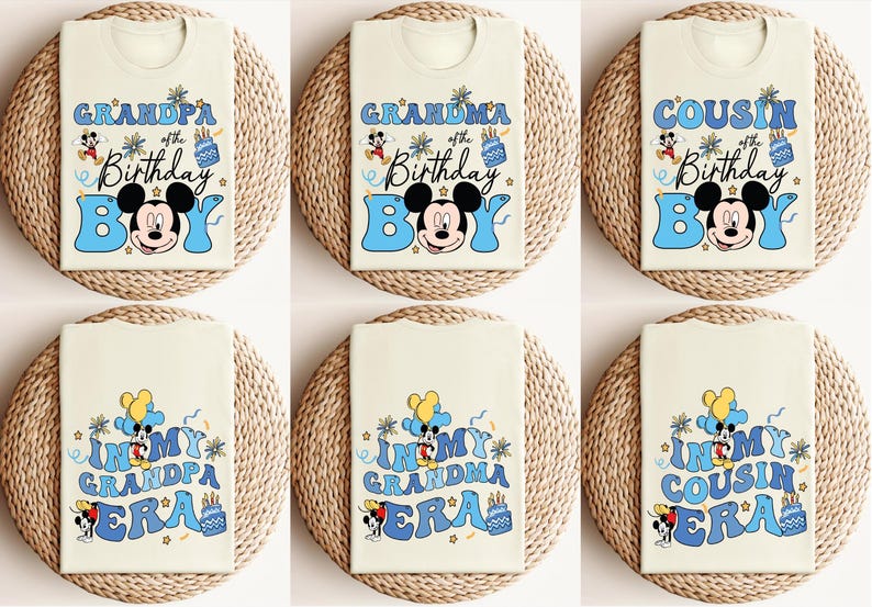 K&ouml;nnte beinhalten: Sechs wei&szlig;e T-Shirts mit blauen und gelben Designs, die Mickey Mouse und den Text "Grandpa of the Birthday Boy", "Grandma of the Birthday Boy", "Cousin of the Birthday Boy", "In My Grandpa Era", "In My Grandma Era" und "In My Cousin Era" zeigen.