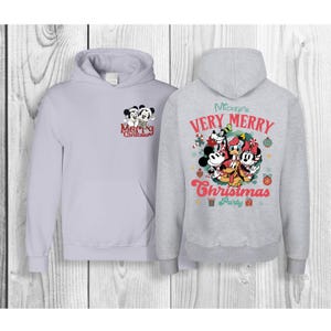 Puede incluir: Dos sudaderas con capucha grises con tem&aacute;tica navide&ntilde;a. Una sudadera presenta a Mickey Mouse y Minnie Mouse con el texto "Feliz Navidad". La otra sudadera presenta a Mickey Mouse, Minnie Mouse, Donald Duck y Goofy con el texto "Mickey's Very Merry Christmas Party".