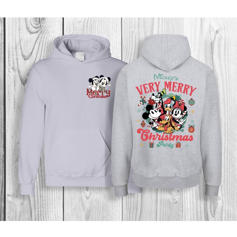 Puede incluir: Dos sudaderas con capucha grises con tem&aacute;tica navide&ntilde;a. Una sudadera presenta a Mickey Mouse y Minnie Mouse con el texto "Feliz Navidad". La otra sudadera presenta a Mickey Mouse, Minnie Mouse, Donald Duck y Goofy con el texto "Mickey's Very Merry Christmas Party".