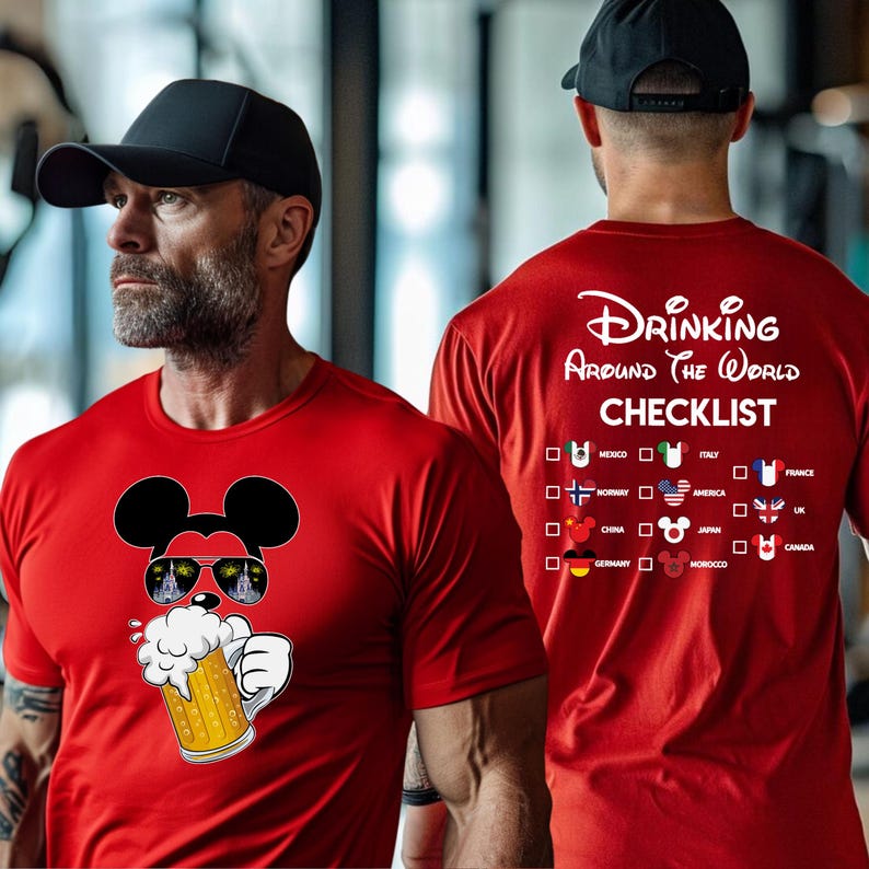 Puede incluir: Camiseta roja con un dibujo animado de Mickey Mouse bebiendo una cerveza. La parte posterior de la camiseta tiene una lista de verificaci&oacute;n con el texto "Drinking Around the World" y una lista de pa&iacute;ses con casillas de verificaci&oacute;n.