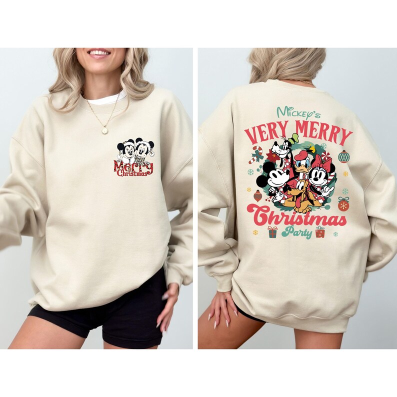 Puede incluir: Una sudadera beige con un dise&ntilde;o navide&ntilde;o de Mickey Mouse. La parte delantera de la sudadera presenta a Mickey y Minnie Mouse con el texto "Merry Christmas". La parte trasera de la sudadera presenta a Mickey Mouse, Minnie Mouse, Donald Duck, Goofy y Pluto con el texto "Mickey's Very Merry Christmas Party".
