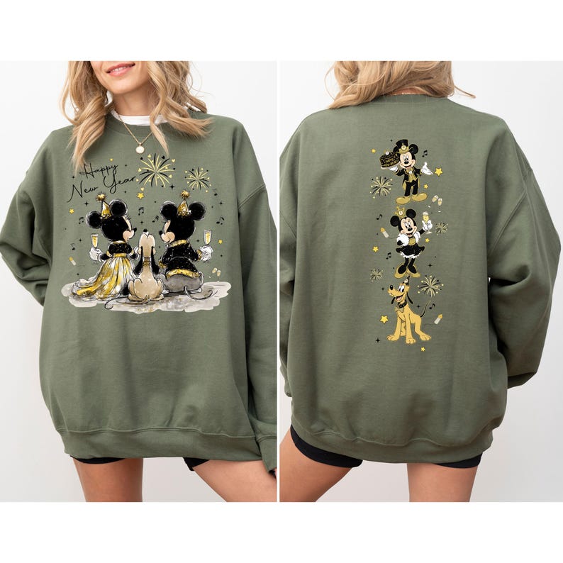 Puede incluir: Sudadera verde oliva con Mickey y Minnie Mouse celebrando el A&ntilde;o Nuevo. La parte delantera muestra el texto "Happy New Year" con la pareja brindando con champ&aacute;n. La parte trasera muestra a Mickey, Minnie y Pluto con atuendos festivos. Detalles dorados y negros.