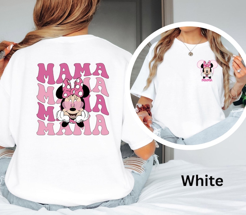 Puede incluir: Camiseta blanca con dise&ntilde;o de Minnie Mouse. La palabra "Mama" est&aacute; en rosa, con letras retro en la parte delantera y trasera. La parte delantera tiene un gr&aacute;fico m&aacute;s peque&ntilde;o de Minnie Mouse. Prenda de vestir casual.