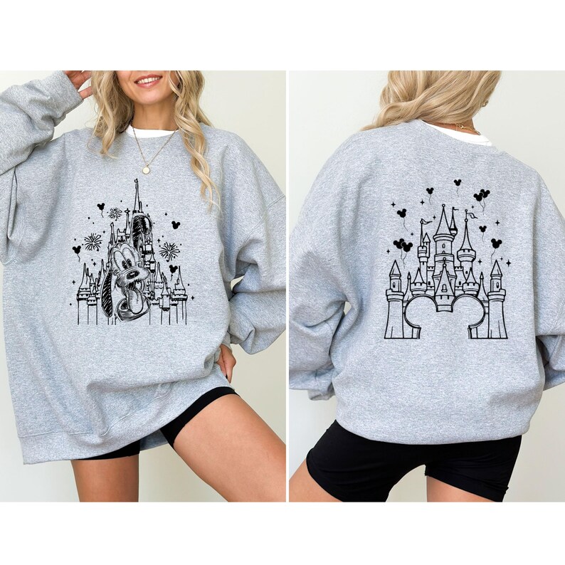 Puede incluir: Sudadera gris claro con un gr&aacute;fico en blanco y negro de un castillo y Pluto. El dise&ntilde;o frontal muestra a Pluto frente al castillo, mientras que la parte trasera presenta el contorno del castillo. Cuello redondo y mangas largas.