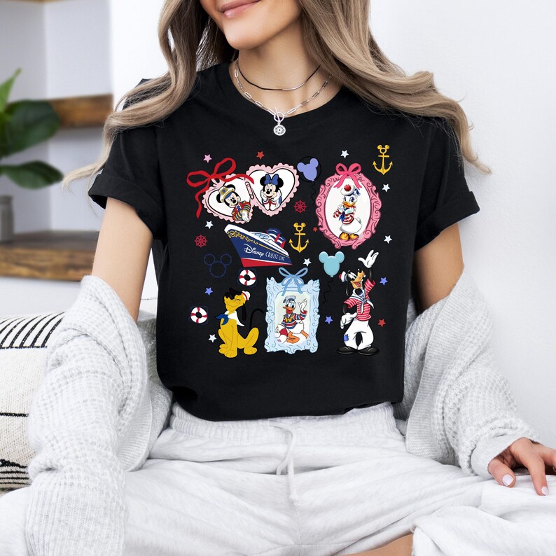 Puede incluir: Camiseta negra con un estampado gr&aacute;fico colorido con Mickey Mouse, Minnie Mouse, Donald Duck, Goofy y Pluto. El gr&aacute;fico incluye corazones, estrellas, anclas y el texto "Disney Cruise Line".