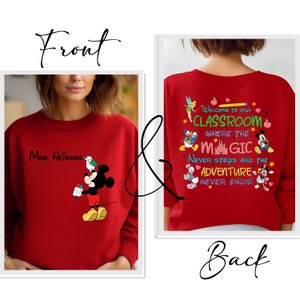 Puede incluir: Sudadera roja con un gr&aacute;fico de Mickey Mouse en la parte delantera y texto que dice "Mrs. Allison" y "&iexcl;Bienvenido a nuestra aula donde la magia nunca se detiene y la aventura nunca termina!" en la parte posterior.