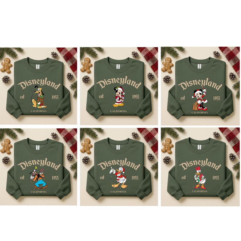 Pu&ograve; includere: Sei felpe verde oliva con il logo Disneyland e vari personaggi Disney in abiti festivi. Ogni felpa mostra "Disneyland est. 1955 California". L'immagine include omini di pan di zenzero, pigne e tessuto a scacchi rosso e bianco.