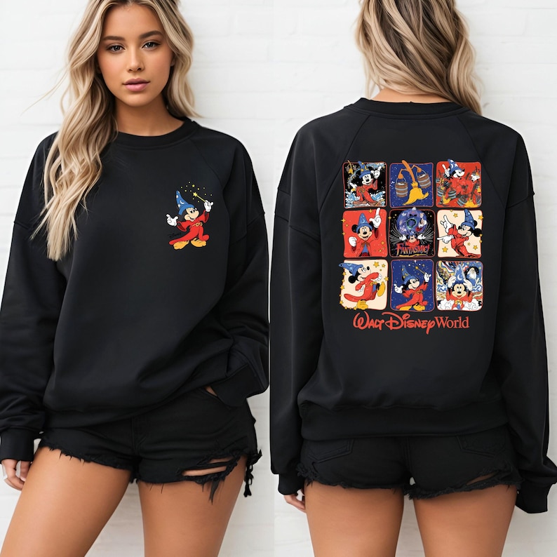 Puede incluir: Sudadera negra con una ilustraci&oacute;n de Mickey Mouse en la parte delantera y una ilustraci&oacute;n de Mickey Mouse de varios paneles en la parte trasera. La ilustraci&oacute;n de la parte trasera incluye el texto "Walt Disney World".