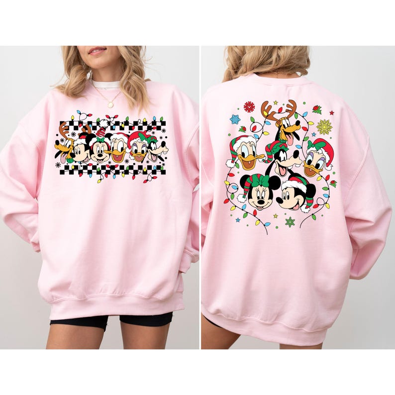 Puede incluir: Sudadera rosa de Navidad con un dise&ntilde;o festivo con Mickey Mouse, Minnie Mouse, Donald Duck, Goofy y Pluto. La parte delantera de la sudadera presenta a los personajes en fila con luces de Navidad y un patr&oacute;n a cuadros. La parte trasera de la sudadera presenta a los personajes en un c&iacute;rculo con luces de Navidad.