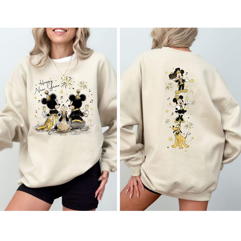 Puede incluir: Sudadera beige con Mickey y Minnie Mouse celebrando el A&ntilde;o Nuevo. La parte delantera muestra el texto "Happy New Year" con fuegos artificiales y los personajes. La parte trasera muestra a Mickey, Minnie y Pluto con ropa festiva.