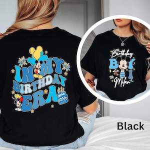 Op de afbeelding: Zwarte T-shirts met Mickey Mouse verjaardagsontwerpen. E&eacute;n shirt heeft "In My Birthday Era" in blauw en wit, met Mickey Mouse graphics. Het andere shirt zegt "Birthday Boy Milan" met Mickey Mouse en cake graphics.