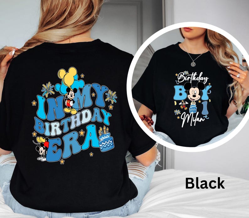 Op de afbeelding: Zwarte T-shirts met Mickey Mouse verjaardagsontwerpen. E&eacute;n shirt heeft "In My Birthday Era" in blauw en wit, met Mickey Mouse graphics. Het andere shirt zegt "Birthday Boy Milan" met Mickey Mouse en cake graphics.