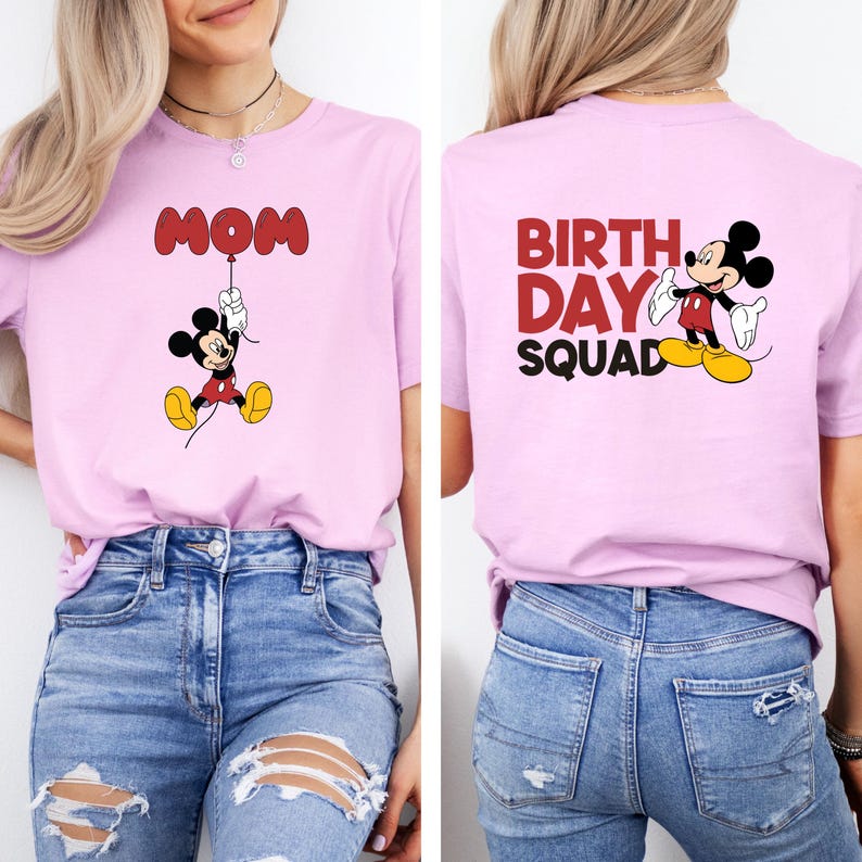 Puede incluir: Camiseta rosa con un gr&aacute;fico de Mickey Mouse y el texto "MOM" en la parte delantera y "BIRTHDAY SQUAD" en la parte trasera.