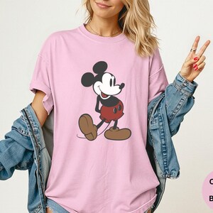 Sudadera clásica Comfort Colors® Disney Mickey Mouse, camiseta navideña de Magic Kingdom, regalo de cumpleaños familiar Disney para adultos, niños y bebés. imagen 5