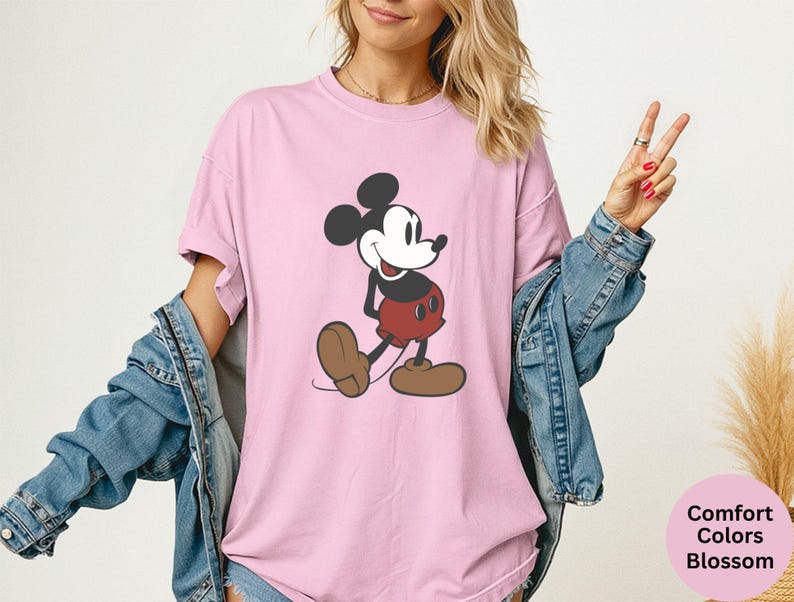 Sudadera clásica Comfort Colors® Disney Mickey Mouse, camiseta navideña de Magic Kingdom, regalo de cumpleaños familiar Disney para adultos, niños y bebés. imagen 5