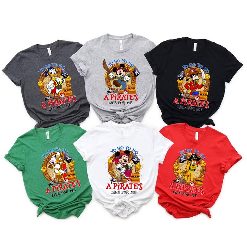 K&ouml;nnte beinhalten: Sechs verschiedene T-Shirts mit Piraten-Motiv. Jedes Shirt zeigt einen anderen Disney-Charakter, darunter Mickey Mouse, Donald Duck, Goofy und Pluto. Die Shirts sind alle wei&szlig;, grau, schwarz, gr&uuml;n und rot. Der Text auf den Shirts lautet "Yo ho yo ho, A Pirate's Life for Me."