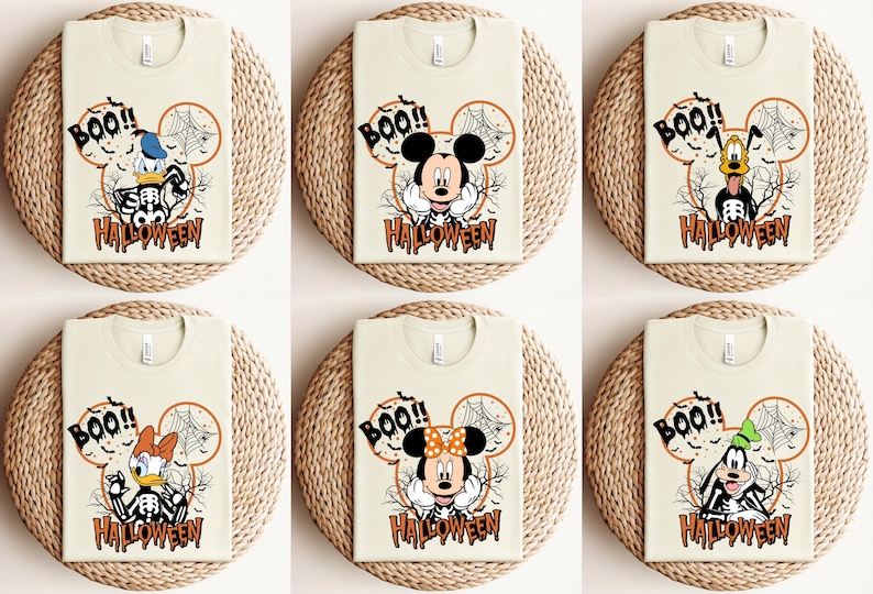 Puede incluir: Seis camisetas beige con un tema de Halloween con Mickey Mouse, Minnie Mouse, Donald Duck y Goofy. Cada camiseta tiene un personaje de dibujos animados con un disfraz de esqueleto y el texto "BOO!! HALLOWEEN".