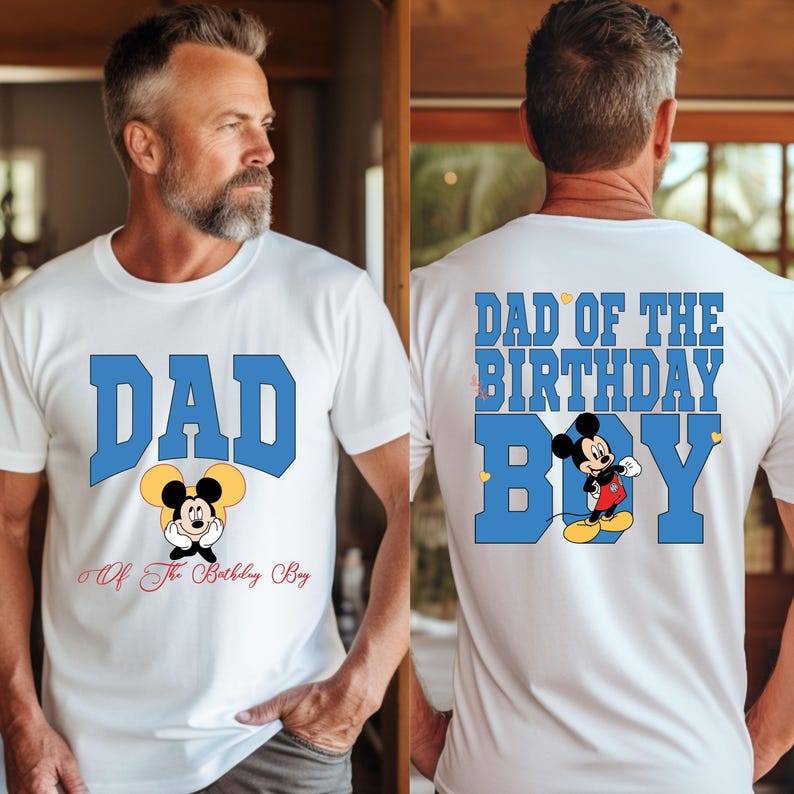 Puede incluir: Camiseta blanca con texto azul que dice "DAD" y "Of The Birthday Boy" con una imagen de dibujos animados de Mickey Mouse. La parte posterior de la camiseta dice "DAD OF THE BIRTHDAY BOY" en texto azul con una imagen de dibujos animados de Mickey Mouse.