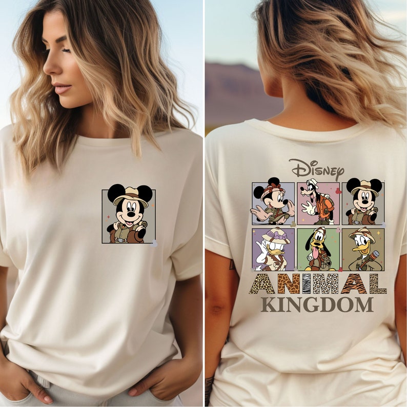 Pu&ograve; includere: Una maglietta bianca con un'immagine di Topolino vestito da esploratore sul davanti e un'immagine di Topolino e i suoi amici vestiti da esploratori sul retro. Il testo "Disney Animal Kingdom" &egrave; stampato sotto l'immagine sul retro.