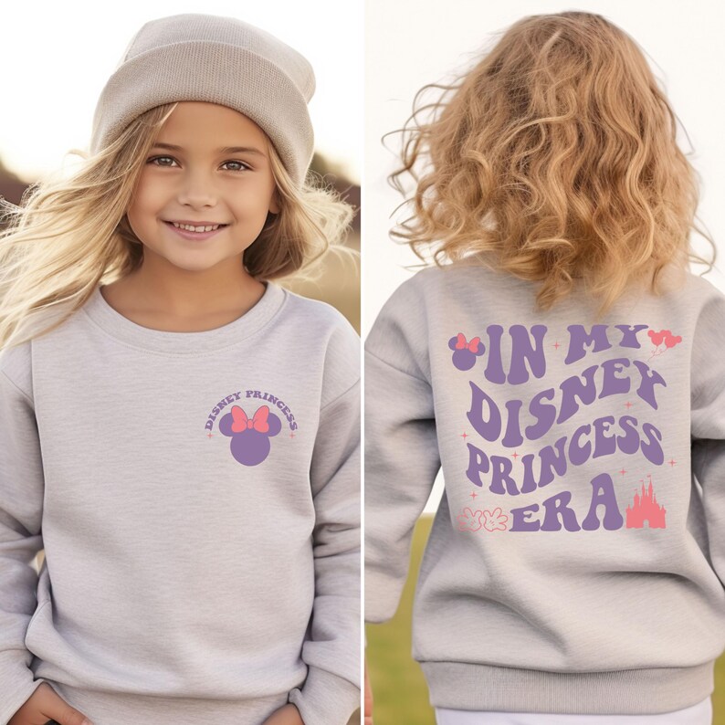 Puede incluir: Sudadera gris con un gr&aacute;fico de princesa Disney morado y rosa en la parte delantera y el texto "In My Disney Princess Era" en la parte posterior.