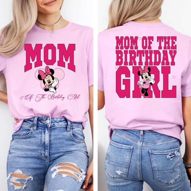 以下が含まれることがあります： ピンクのTシャツにピンクの文字で「MOM」と書いてあり、ピンクのミニーマウスのグラフィックが描かれています。Tシャツの後ろにはピンクの文字で「MOM OF THE BIRTHDAY GIRL」と書いてあり、ピンクのミニーマウスのグラフィックが描かれています。
